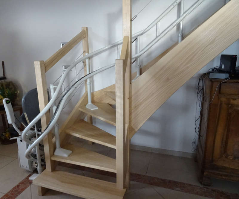 Photo de la référence Curve monte-escalier tournant à CHATEAUNEUF-DE-GALAURE (26330)