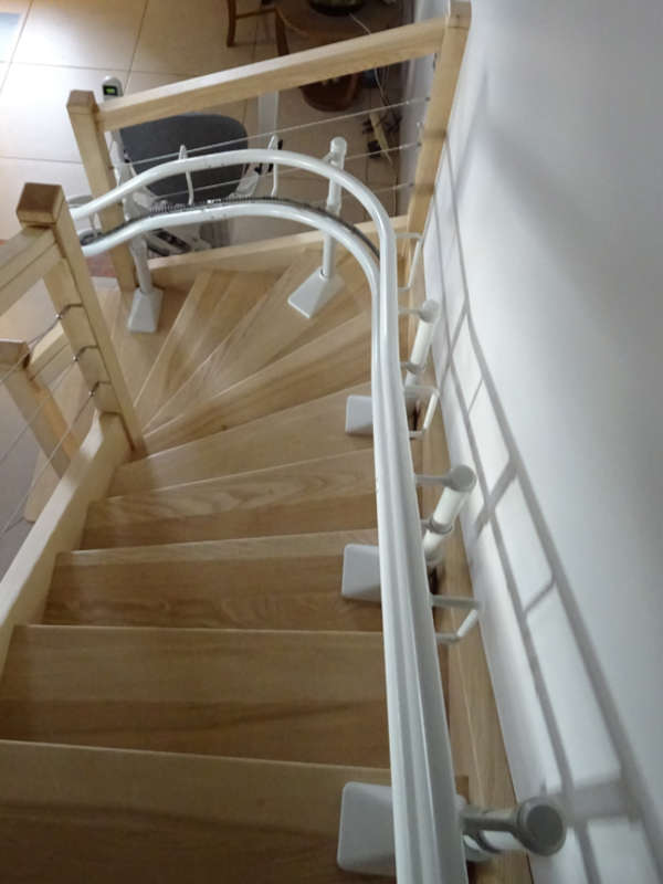 Photo de la référence Curve monte-escalier tournant à CHATEAUNEUF-DE-GALAURE (26330)