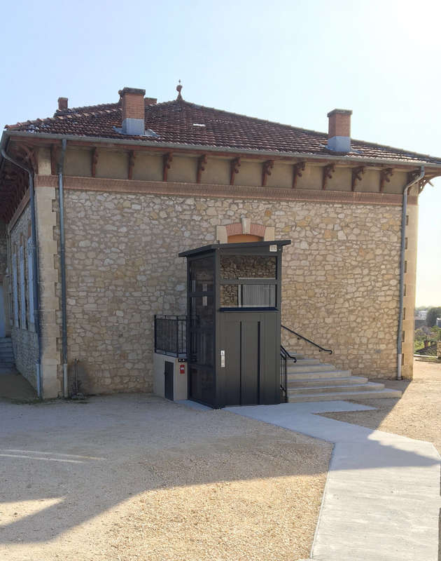 Photo de la référence Elevateur électrique E10 - Lieu public à BOURG-SAINT-ANDEOL (07700)