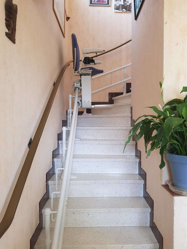 Photo de la référence Le Curve: Le fauteuil pour les escaliers courbés à CREST (26400)