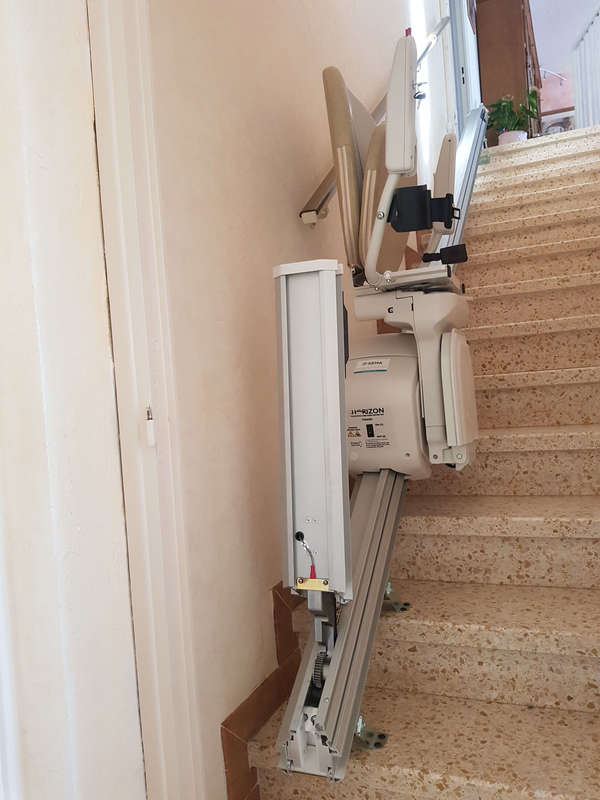 Photo de la référence Chaise monte-escalier droite IBIZA avec rail relevable à VALENCE (26000)
