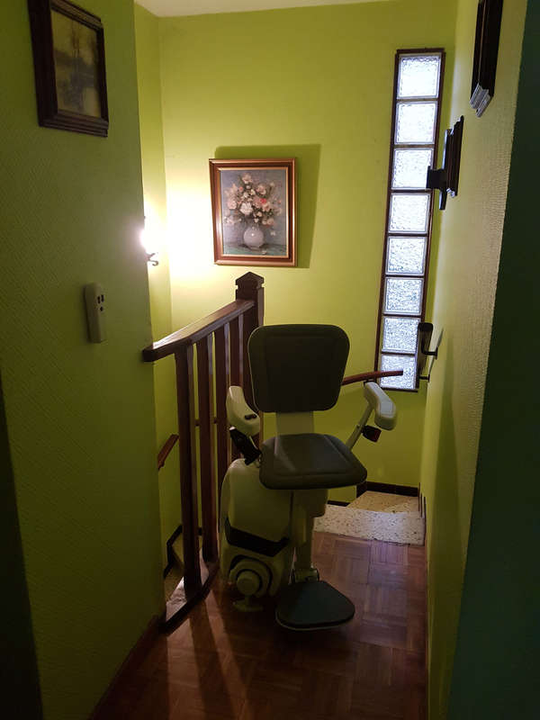 Photo de la référence Le fauteuil Ultimate: face à face avec l'escalier à MONTELIMAR (26200)