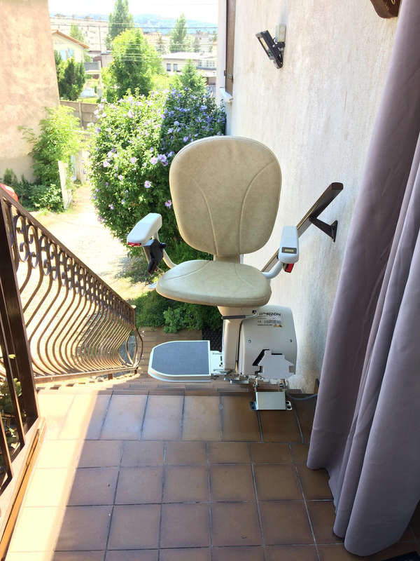 Photo de la référence Ibiza : siège pour votre escalier droit en extérieur à SEYSSUEL (38200)