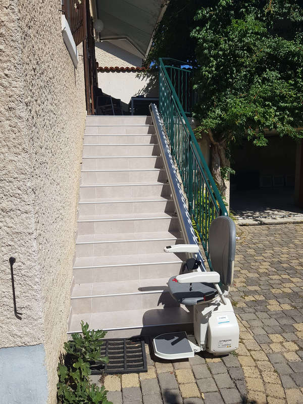 Photo de la référence Siège pour escalier droit en extérieur à BOURG-LES-VALENCE (26500)