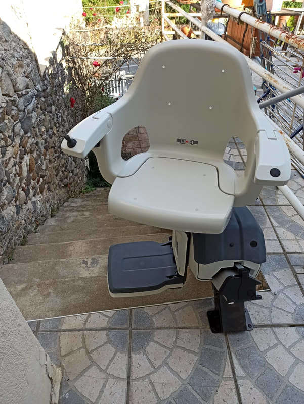 Photo de la référence Fauteuil monte escalier droit en extérieur à LES OLLIERES-SUR-EYRIEUX (07360)