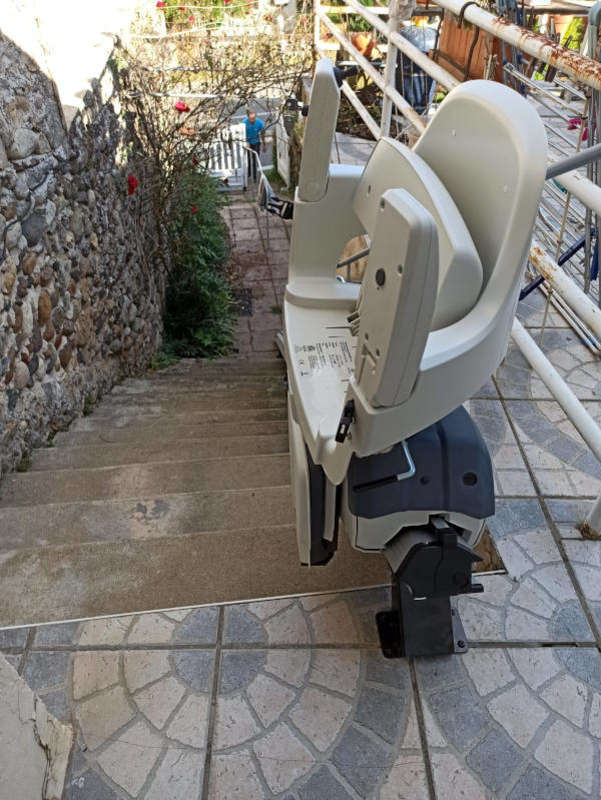 Photo de la référence Fauteuil monte escalier droit en extérieur à LES OLLIERES-SUR-EYRIEUX (07360)