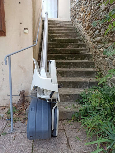 Photo de la référence Fauteuil monte escalier droit en extérieur à LES OLLIERES-SUR-EYRIEUX (07360)