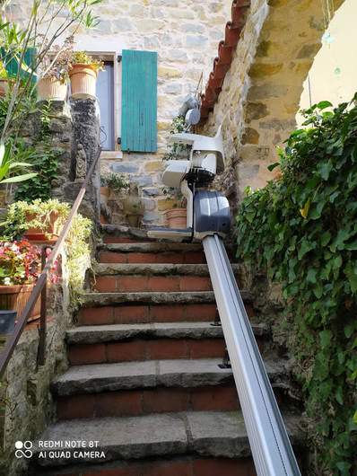 Photo de la référence Siège Monte-Escalier droit en extérieur à GROSPIERRES (07120)