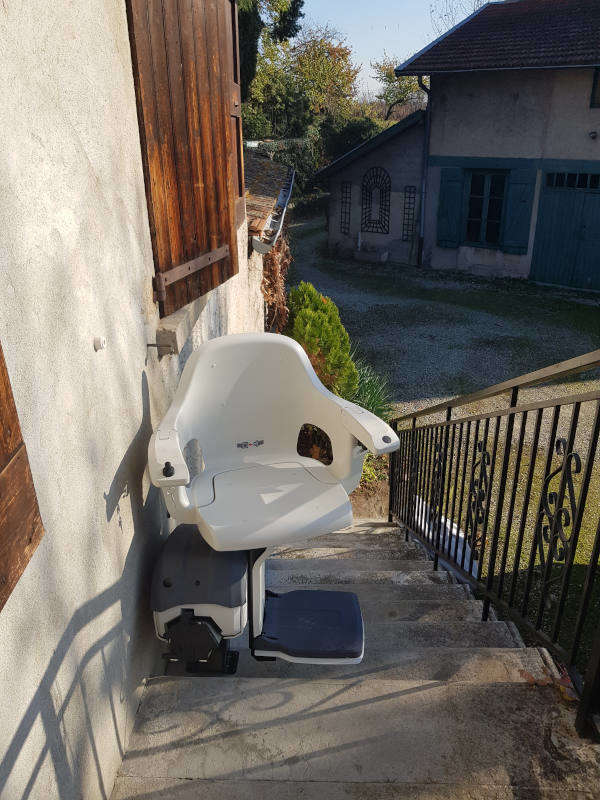 Photo de la référence Siège élévateur en extérieur pour un escalier droit à TAIN-L'HERMITAGE (26600)