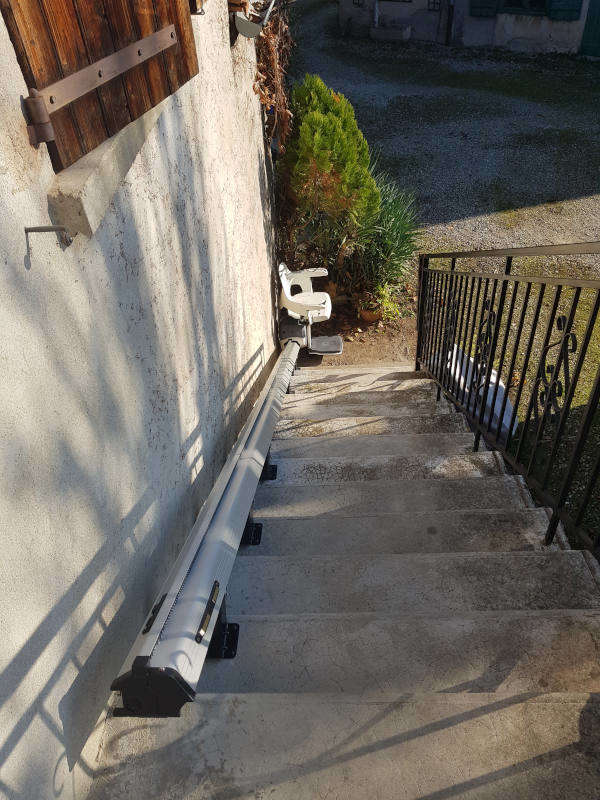 Photo de la référence Siège élévateur en extérieur pour un escalier droit à TAIN-L'HERMITAGE (26600)