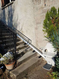Vignette de la référence Siège élévateur en extérieur pour un escalier droit