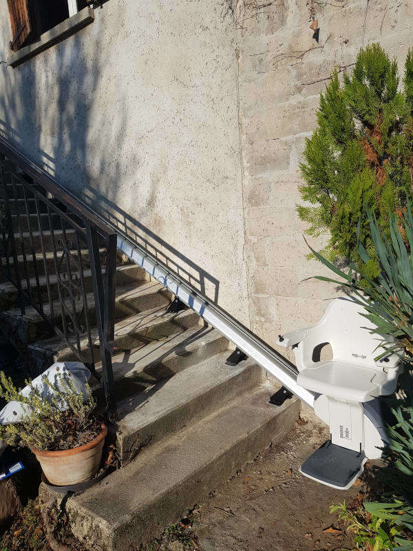 Photo de la référence Siège élévateur en extérieur pour un escalier droit à TAIN-L'HERMITAGE (26600)