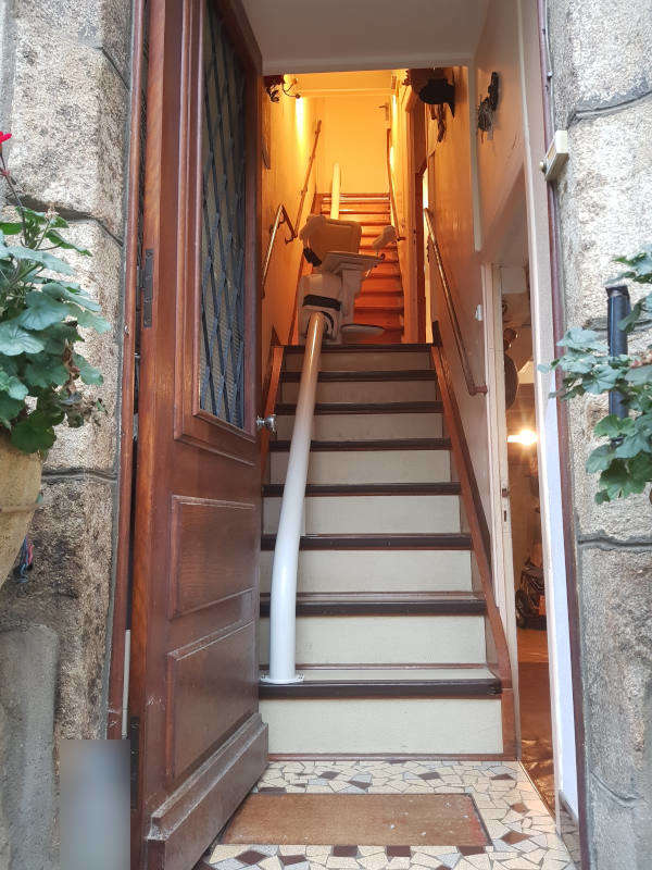 Photo de la référence Ultimate: modèle de monte-escalier qui s'adapte à votre escalier à LE CHEYLARD (07160)