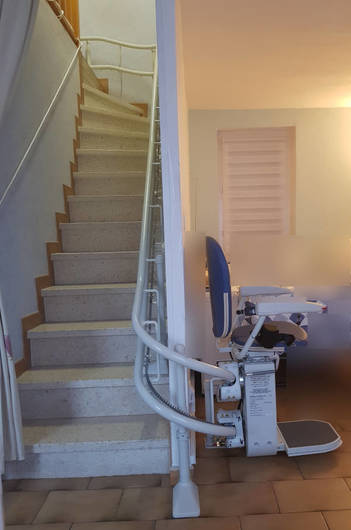 Photo de la référence Monte escalier courbe en installation intérieure à LA VOULTE-SUR-RHONE (07800)
