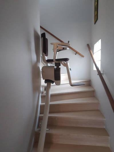 Photo de la référence Installation monte escalier sur mesure: Le BALI à SAINT-ETIENNE-DE-FONTBELLON (07200)