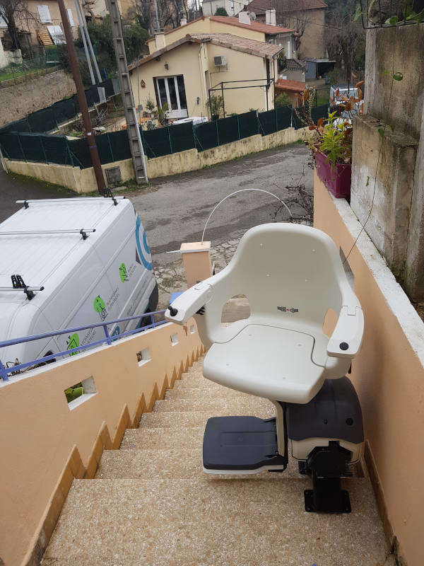 Photo de la référence Fauteuil monte personne électrique pour escalier extérieur droit à BOURG-LES-VALENCE (26500)