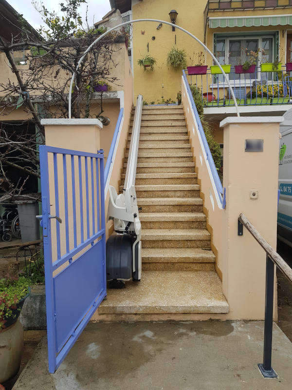 Photo de la référence Fauteuil monte personne électrique pour escalier extérieur droit à BOURG-LES-VALENCE (26500)