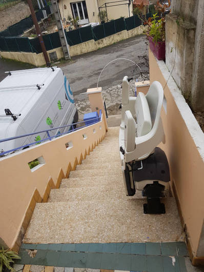 Photo de la référence Fauteuil monte personne électrique pour escalier extérieur droit à BOURG-LES-VALENCE (26500)