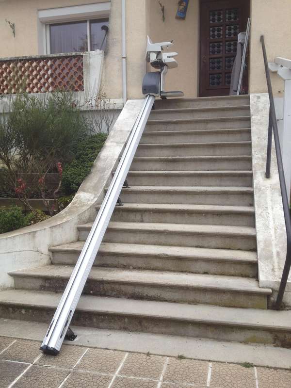 Photo de la référence Monte-escalier extérieur modèle HomeGlide - maison privée à CREST (26400)