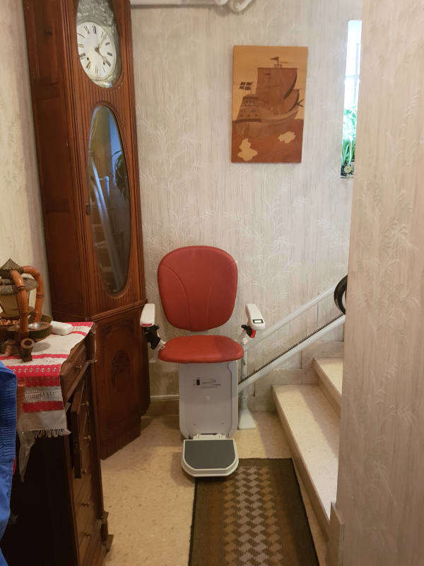 Photo de la référence Accessibilité Ardèche: chaise monte escalier tournant à TOULAUD (07130)