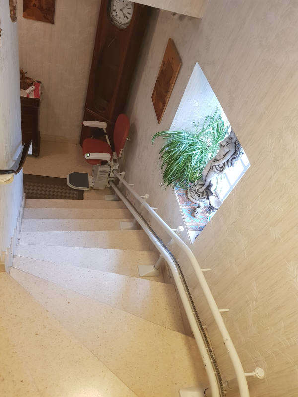 Photo de la référence Accessibilité Ardèche: chaise monte escalier tournant à TOULAUD (07130)