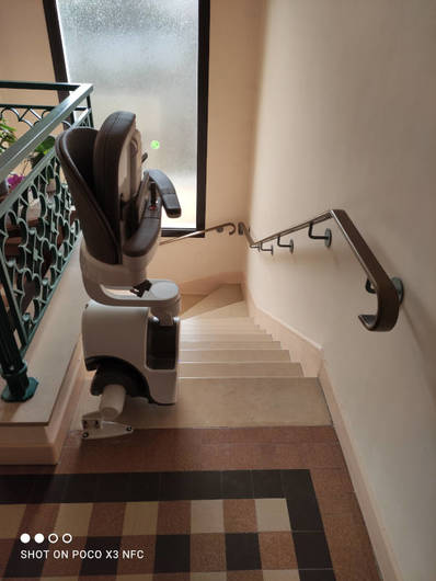 Photo de la référence Nouveau monte escalier courbe en installation intérieure à AUBENAS (07200)