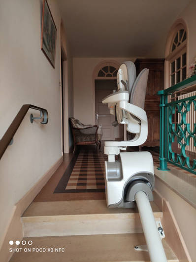 Photo de la référence Nouveau monte escalier courbe en installation intérieure à AUBENAS (07200)