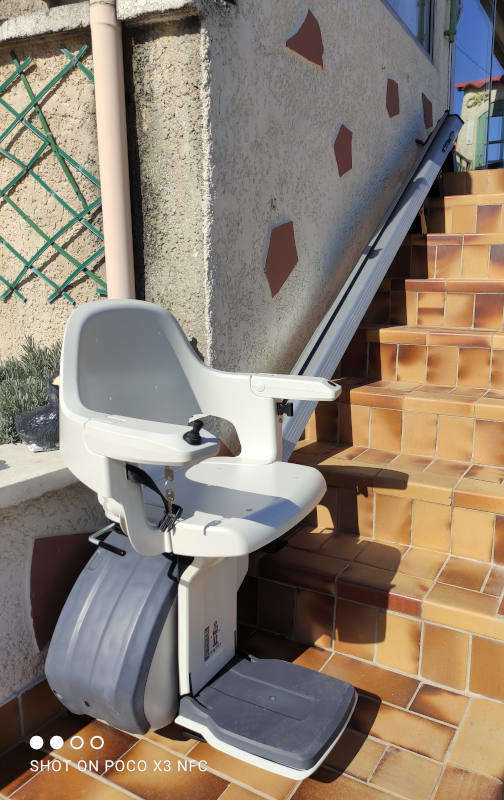 Visuel : Chaise escalier en installation extérieur SAINT-GEORGES-LES-BAINS (07800)