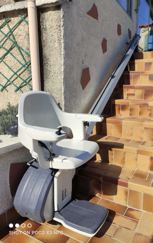 Photo de la référence Chaise escalier en installation extérieur à SAINT-GEORGES-LES-BAINS (07800)