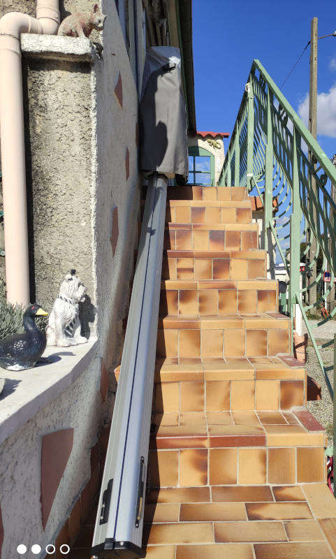 Photo de la référence Chaise escalier en installation extérieur à SAINT-GEORGES-LES-BAINS (07800)