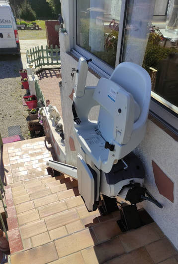 Photo de la référence Chaise escalier en installation extérieur à SAINT-GEORGES-LES-BAINS (07800)