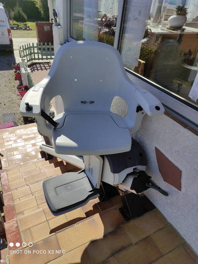 Photo de la référence Chaise escalier en installation extérieur à SAINT-GEORGES-LES-BAINS (07800)