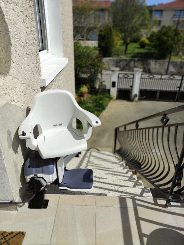 Photo de la référence Chaise escalier en installation extérieure à REVENTIN-VAUGRIS (38121)