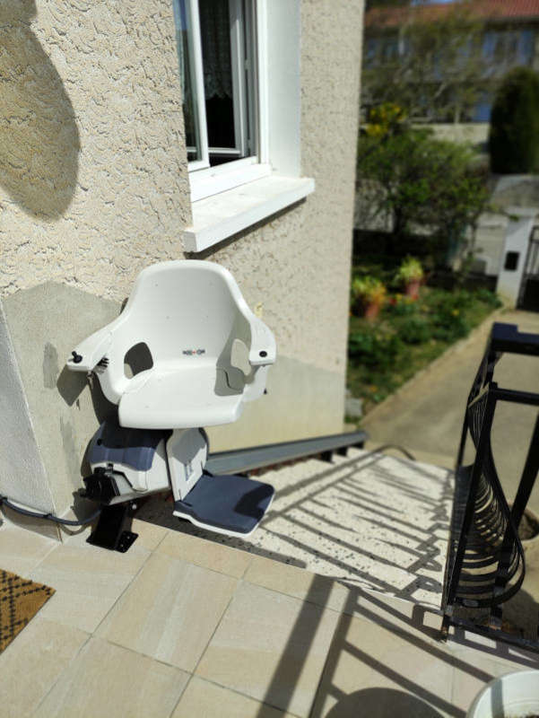 Photo de la référence Chaise escalier en installation extérieure à REVENTIN-VAUGRIS (38121)