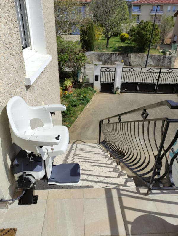 Photo de la référence Chaise escalier en installation extérieure à REVENTIN-VAUGRIS (38121)
