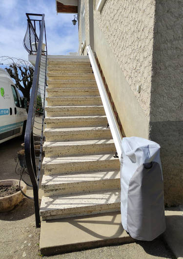 Photo de la référence Chaise escalier en installation extérieure à REVENTIN-VAUGRIS (38121)