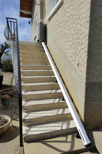 Photo de la référence Chaise escalier en installation extérieure à REVENTIN-VAUGRIS (38121)