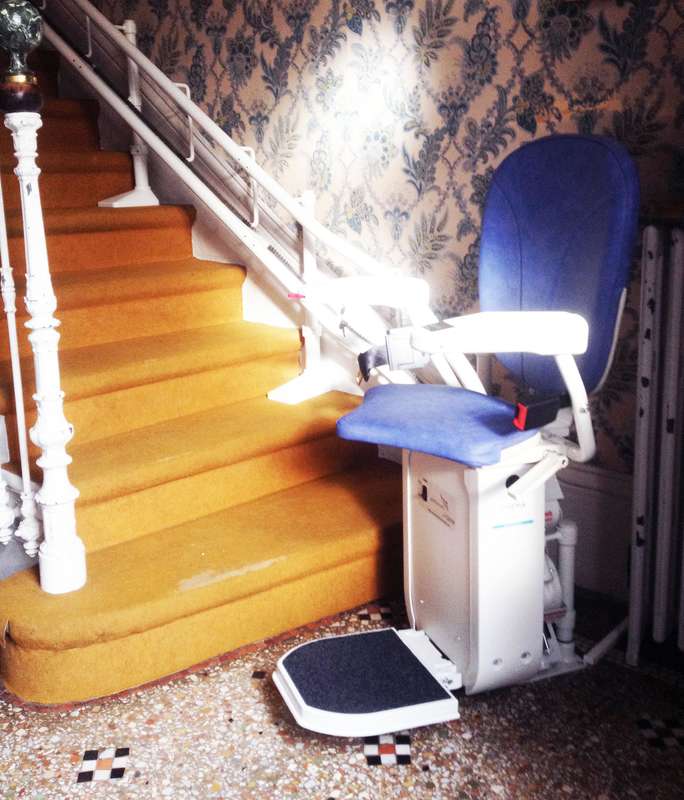 Photo de la référence Fauteuil monte-escalier modèle Curve - maison privée à ROMANS-SUR-ISERE (26100)