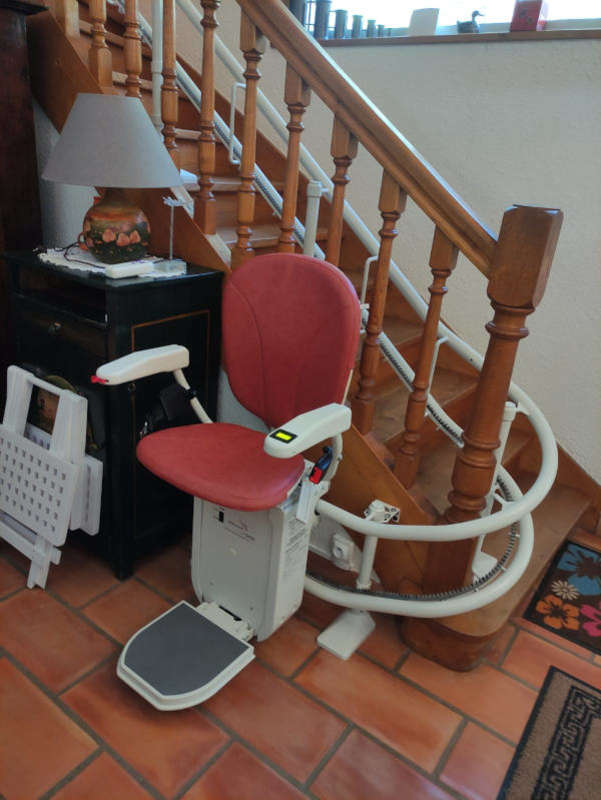 Visuel : Chaise monte escalier tournant: BORA BORA LIVRON-SUR-DROME (26250)
