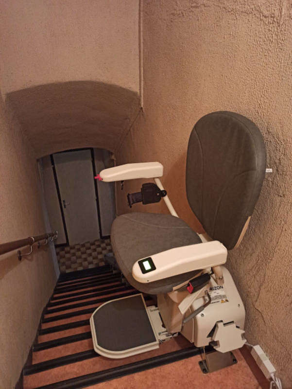 Photo de la référence Monte personne, escalier en intérieur rectiligne à LA LAUPIE (26740)