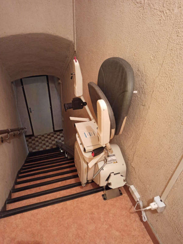 Photo de la référence Monte personne, escalier en intérieur rectiligne à LA LAUPIE (26740)