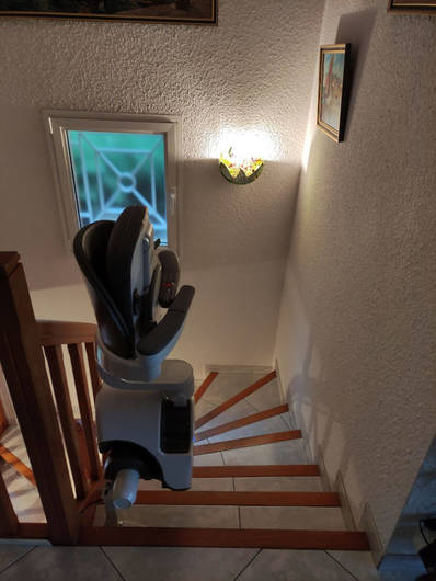 Photo de la référence Accessibilité Drôme: le monte escalier FIDJI a la cote à SAINT-VALLIER (26240)