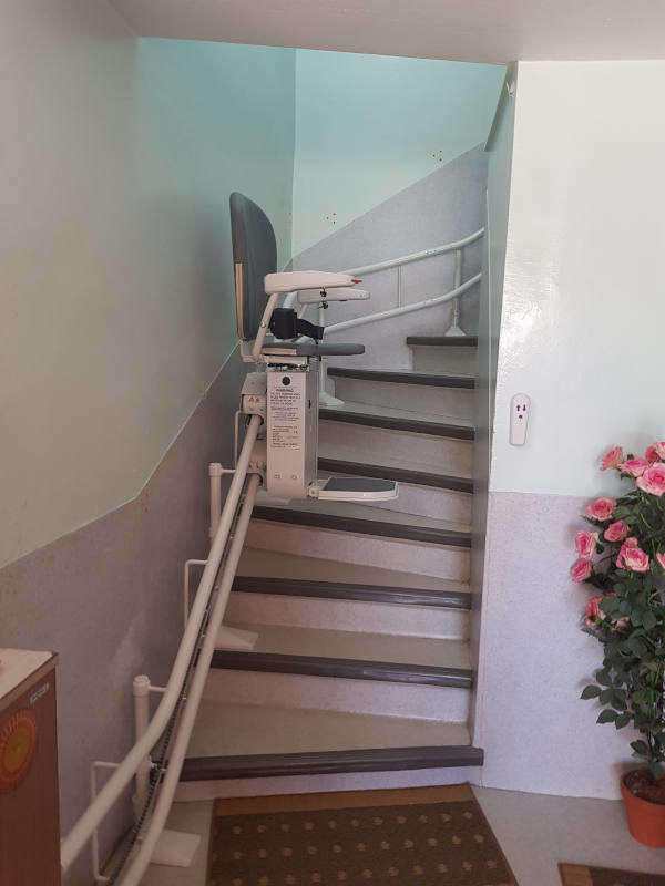 Photo de la référence Monte personne dans un escalier courbé à SAINT-MAURICE-L'EXIL (38550)