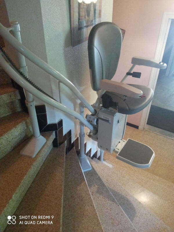 Photo de la référence Chaise monte escalier et rail sur mesure pour escalier tournant à BEAUCHASTEL (07800)