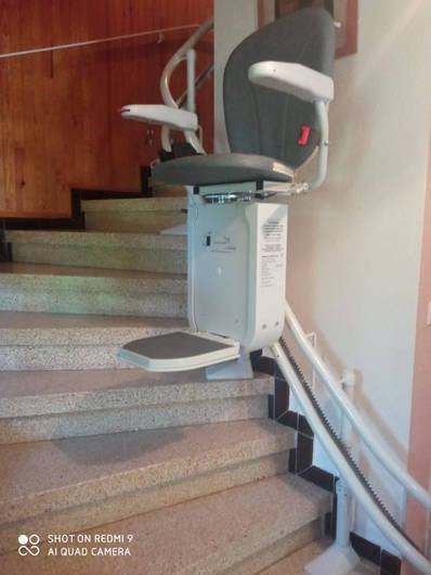 Photo de la référence Chaise monte escalier et rail sur mesure pour escalier tournant à BEAUCHASTEL (07800)