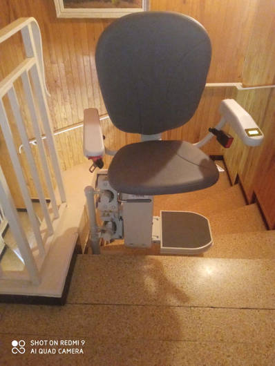 Photo de la référence Chaise monte escalier et rail sur mesure pour escalier tournant à BEAUCHASTEL (07800)