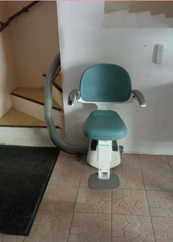 Photo de la référence Accessibilité Isère : monte escaliers tournant installé à BONNEFAMILLE (38090)