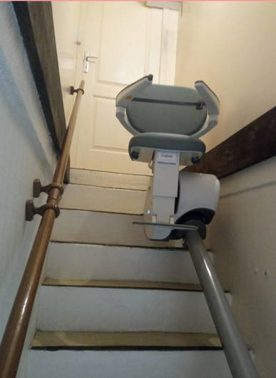 Photo de la référence Accessibilité Isère : monte escaliers tournant installé à BONNEFAMILLE (38090)