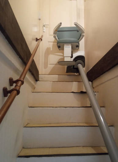 Photo de la référence Accessibilité Isère : monte escaliers tournant installé à BONNEFAMILLE (38090)