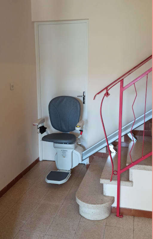 Visuel : Accessibilité Ardèche: chaise monte-escaliers rectiligne SAINT-JEAN-DE-MUZOLS (07300)